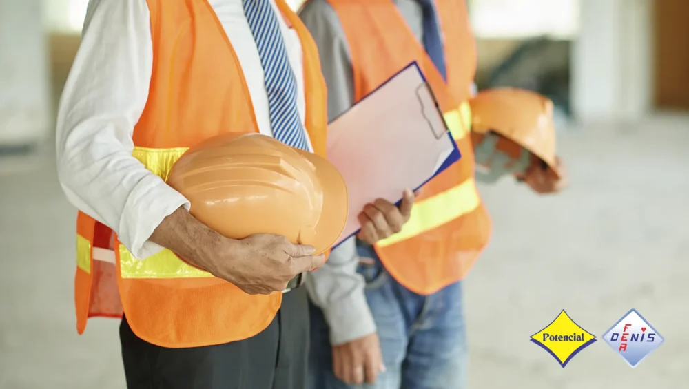 Profissionais de segurança do trabalho analisando ambiente industrial, ilustrando a aplicação das Normas Regulamentadoras (NRs) para garantir proteção e conformidade.
