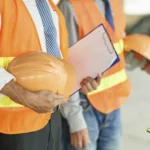 Profissionais de segurança do trabalho analisando ambiente industrial, ilustrando a aplicação das Normas Regulamentadoras (NRs) para garantir proteção e conformidade.