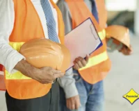 Profissionais de segurança do trabalho analisando ambiente industrial, ilustrando a aplicação das Normas Regulamentadoras (NRs) para garantir proteção e conformidade.