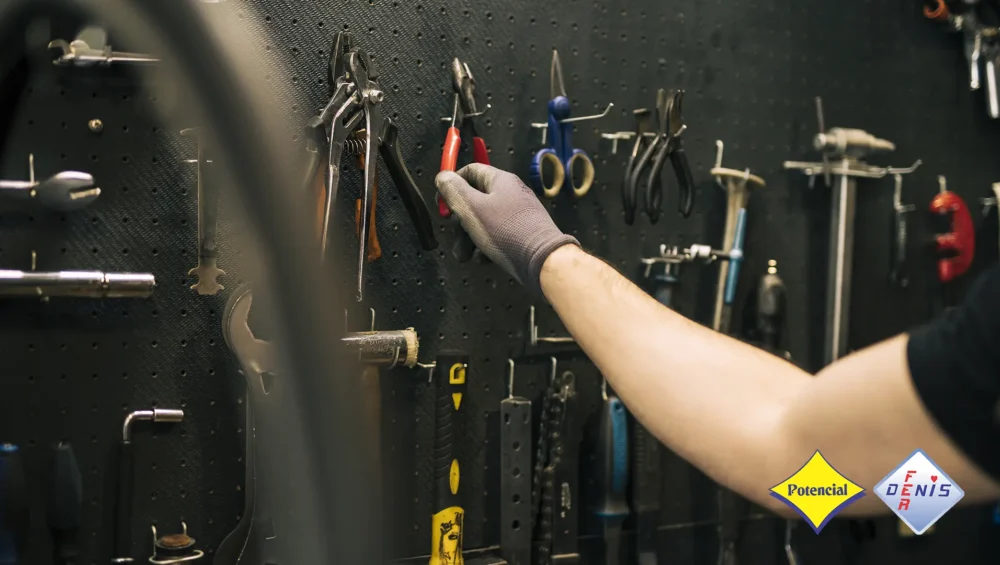 Homem organizando e armazenando ferramentas em painel de parede de forma segura