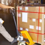 Trabalhador manuaseando carga protegida com cintas com catracas adequadas