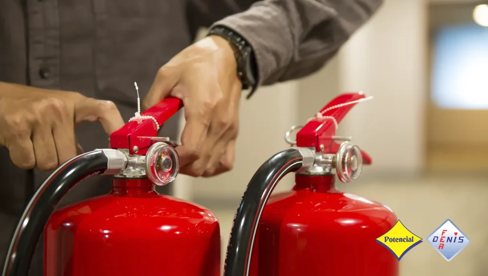Profissional realizando manutenção preventiva de extintores durante inspeção técnica de segurança